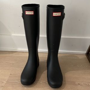 Hunter matte black size 7 new